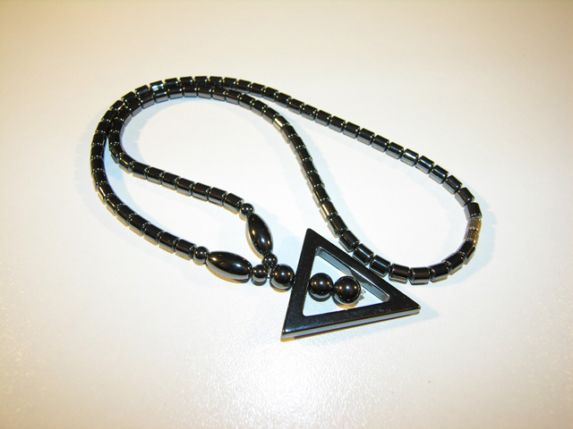 Collier hmatite forme triangle