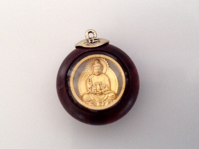 Pendentif buddha dor double face dans un cadre rond de bois