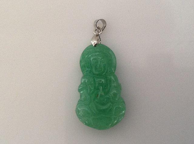 Pendentif buddha en jade clair
